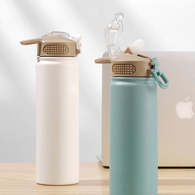 Multicolor изолированные двойные бутылки с водой нержавеющей стали стены с соломой
