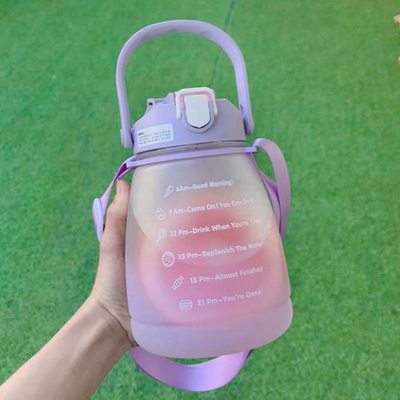 На открытом воздухе изготовленные на заказ бутылки несвязанной воды Bpa выпивая чашек большие пластиковые с веревочкой 1300ml